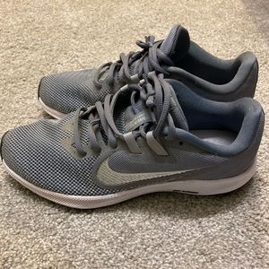 Women’s Nike tennis shoes